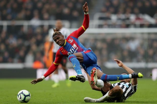 Yedlin fouls Zaha